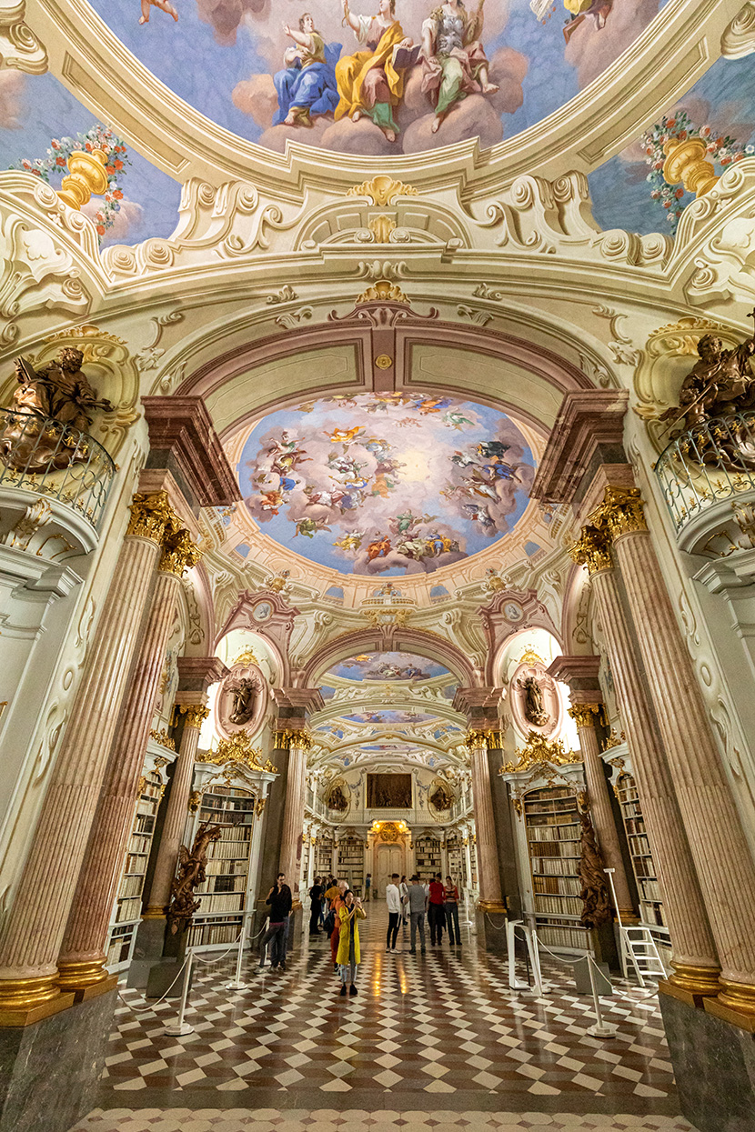 华丽的欧洲古典教堂藏书馆