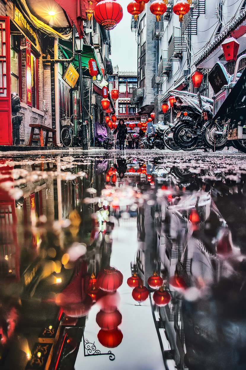 充满年味的中国老式街道上挂满红灯笼