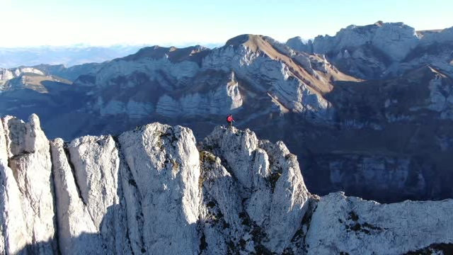 站在群山之颠的户外登山爱好者短视频素材