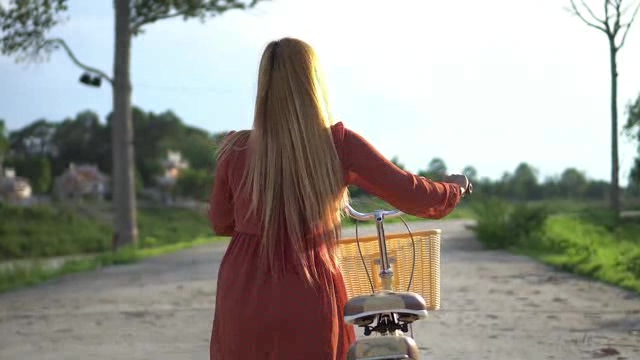 推着自行车走在乡间小道上短视频素材