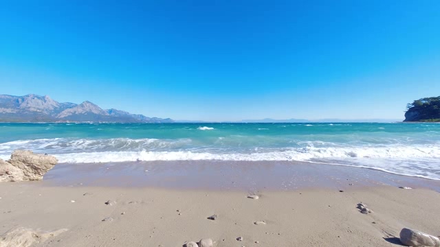 蓝天下的海边沙滩短视频素材