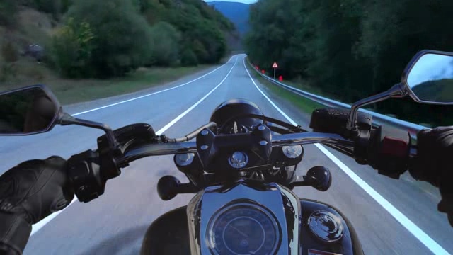 第一人称视角的摩托车山路骑行短视频素材