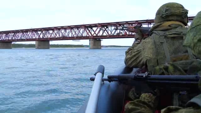 坐在快艇上的武装人员短视频素材