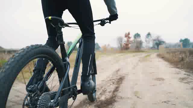 在户外郊区小道上骑自行车的男人短视频素材