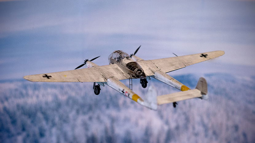 美国二战P-38“闪电”战斗机。是美国洛克·希德公司研制的第一种军用飞机，由传奇人物凯利·约翰逊主持设计。P-38被广泛应用于太平洋战场，最著名的战绩就是在布干维尔岛上空击落山本五十六的座机，并使之毙命。P-38拥有许多令日军闻风丧胆的优良特性，高速度、重装甲、火力强大，太平洋战场上众多的美军王牌均驾驶该机。日本飞行员对 P-38 又恨又惧，称之为“双身恶魔”。