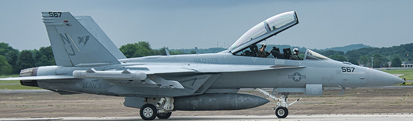 美国研制舰载战斗攻击机F/A-18战斗攻击机，绰号：Hornet，译文：大黄蜂，是美国海军一型超音速喷气式第三代战斗机