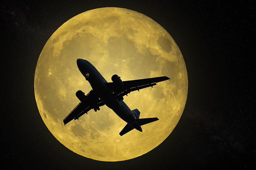 月亮下的空中航班