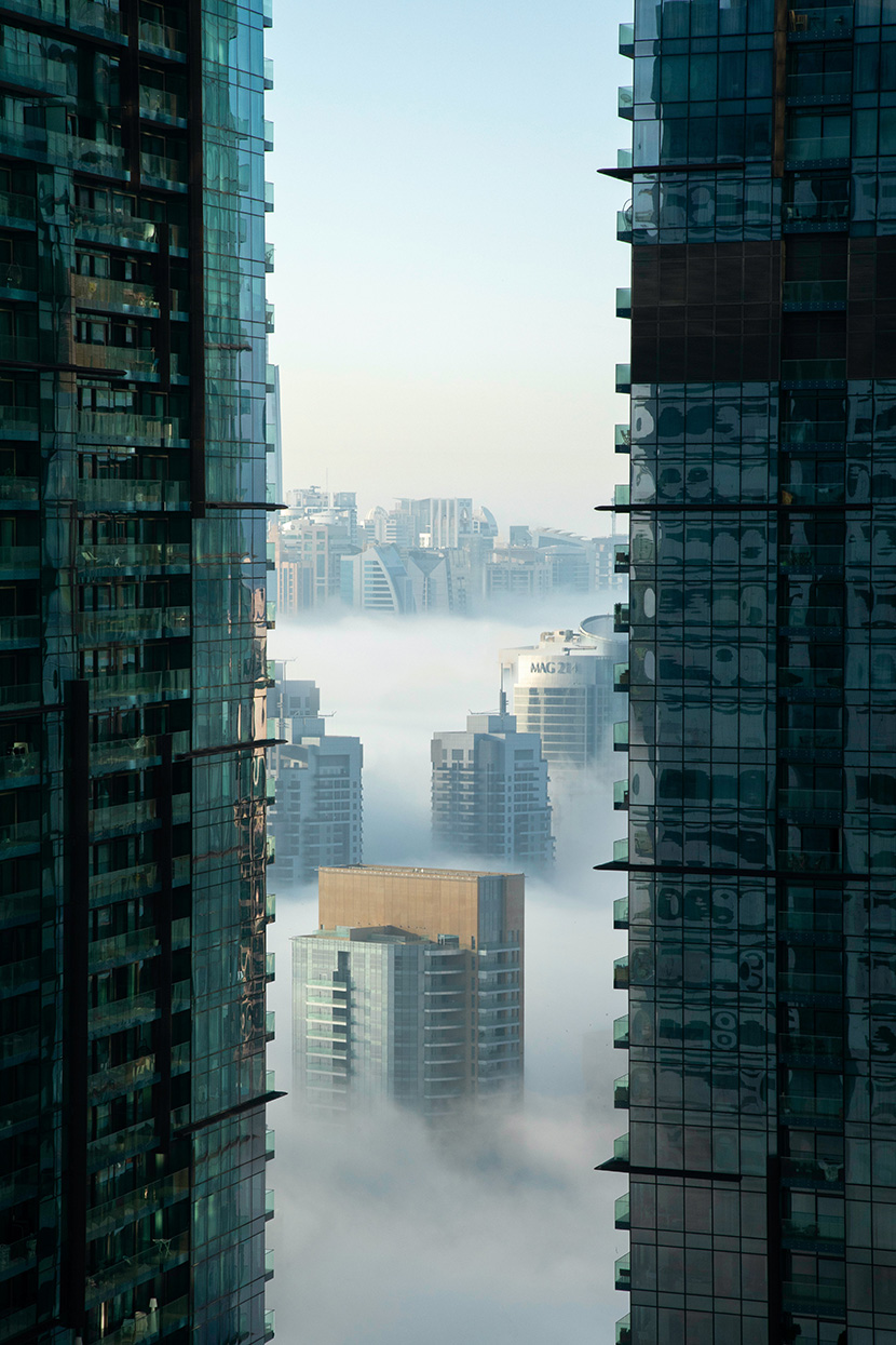 夹在两栋高层建筑中的雾都城市