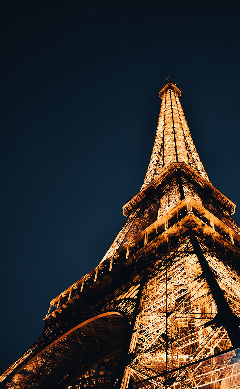 夜晚灯火通明的巴黎艾菲尔铁塔