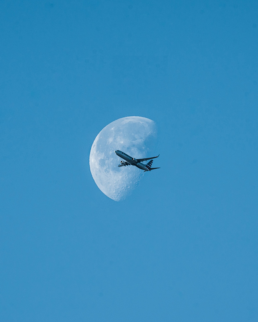 月亮前的客机