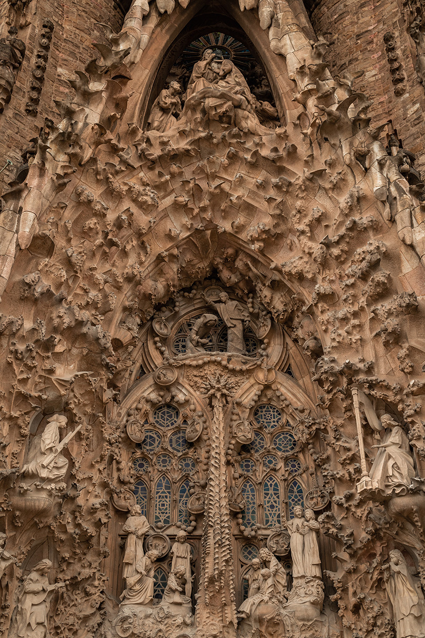 西班牙天主教大型教堂圣家族大教堂（加泰罗尼亚语：Basílica i Temple Expiatori de la Sagrada Família），又译作神圣家族大教堂，简称圣家堂（Sagrada Família）