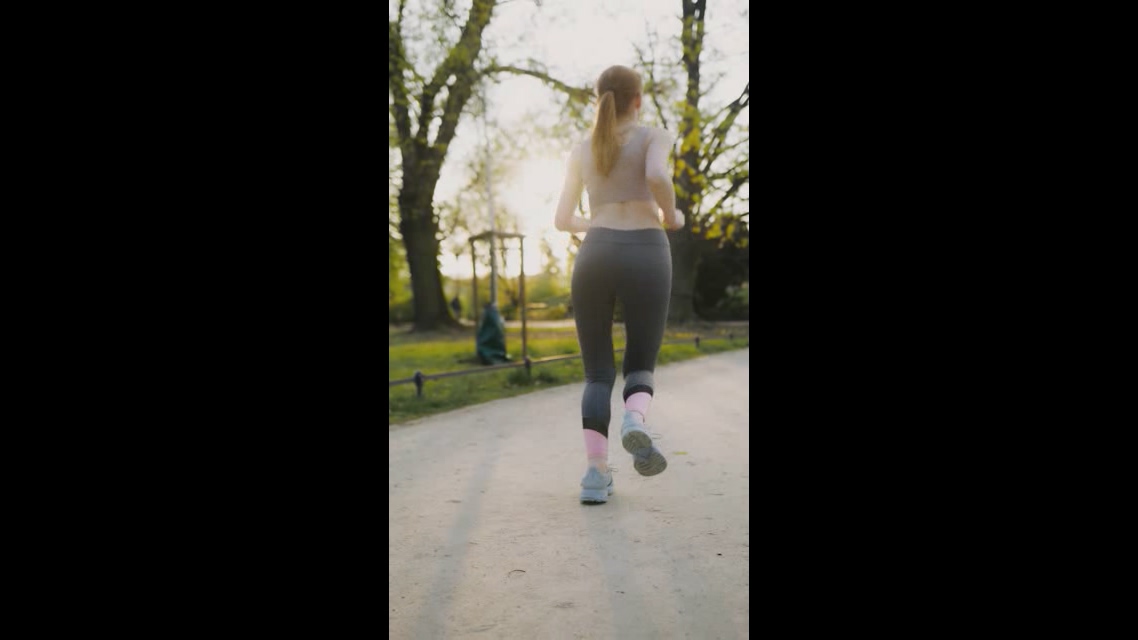 跑步前拉伸腿脚的女人短视频素材【4K】
