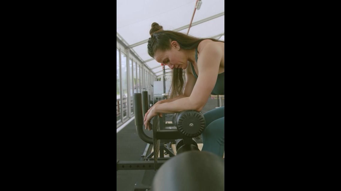 坐在健身器撸铁的女人短视频素材【4K】