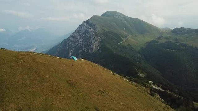 在高山山顶玩滑翔的人短视频素材