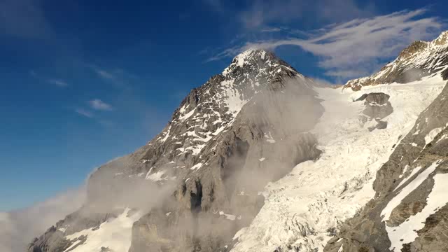 雪山山顶上空的云雾变化延时摄影短视频素材