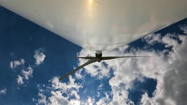 仰视角度看风力发电站的大风车短视频素材【4K】