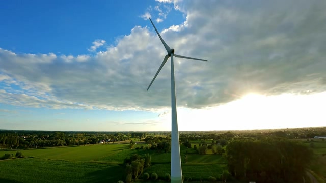 草原上的风力发电站短视频素材