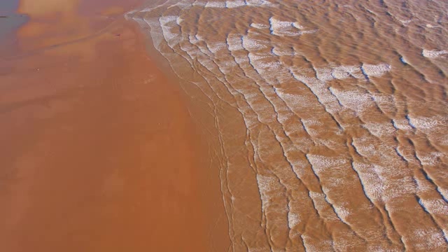 航拍沙滩上的层层波浪短视频素材【4K】