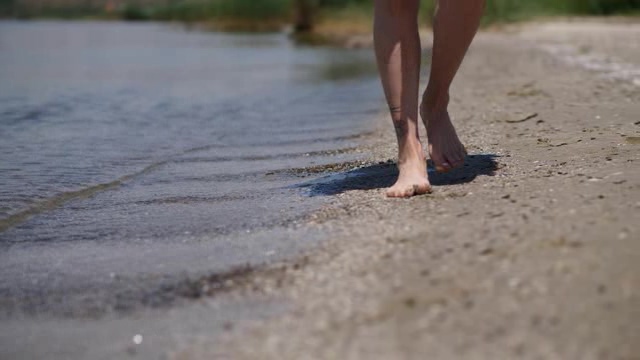 行走在沙滩上的一双脚短视频素材【4K】