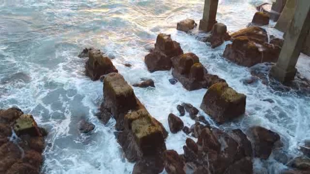 海边的巨浪拍打礁石短视频素材【4K】