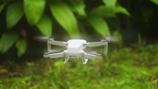 悬停在空中的小型多轴无人机短视频素材【4K】