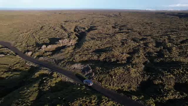 在荒野中行驶的越野车短视频素材【4K】