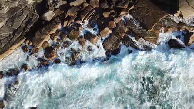 拍打礁石的浪花短视频素材
