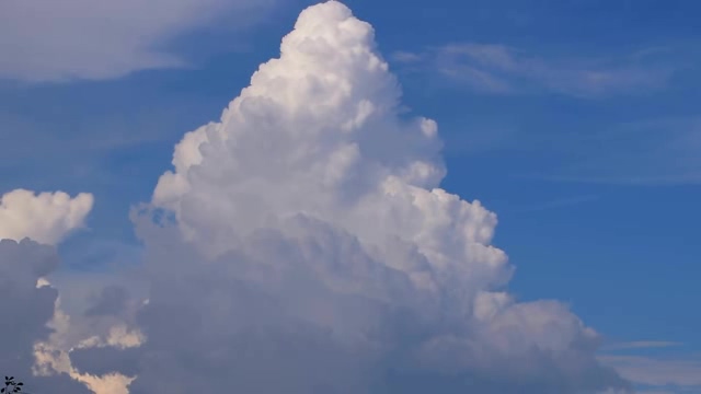 蓝天下不断变化的白云短视频素材