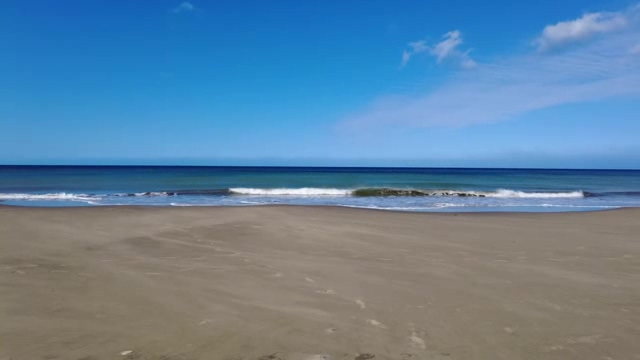 蓝天白云下的沙滩大海短视频素材