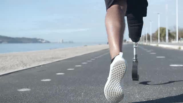 假肢义肢跑步锻炼的男人短视频素材