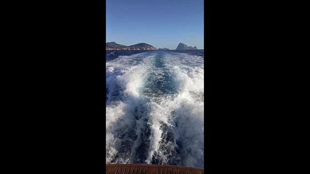 游艇船尾的浪花翻滚短视频素材