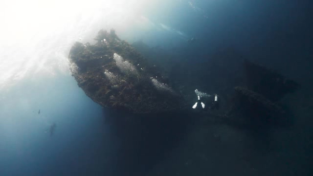 探索深海沉船的探险者短视频素材