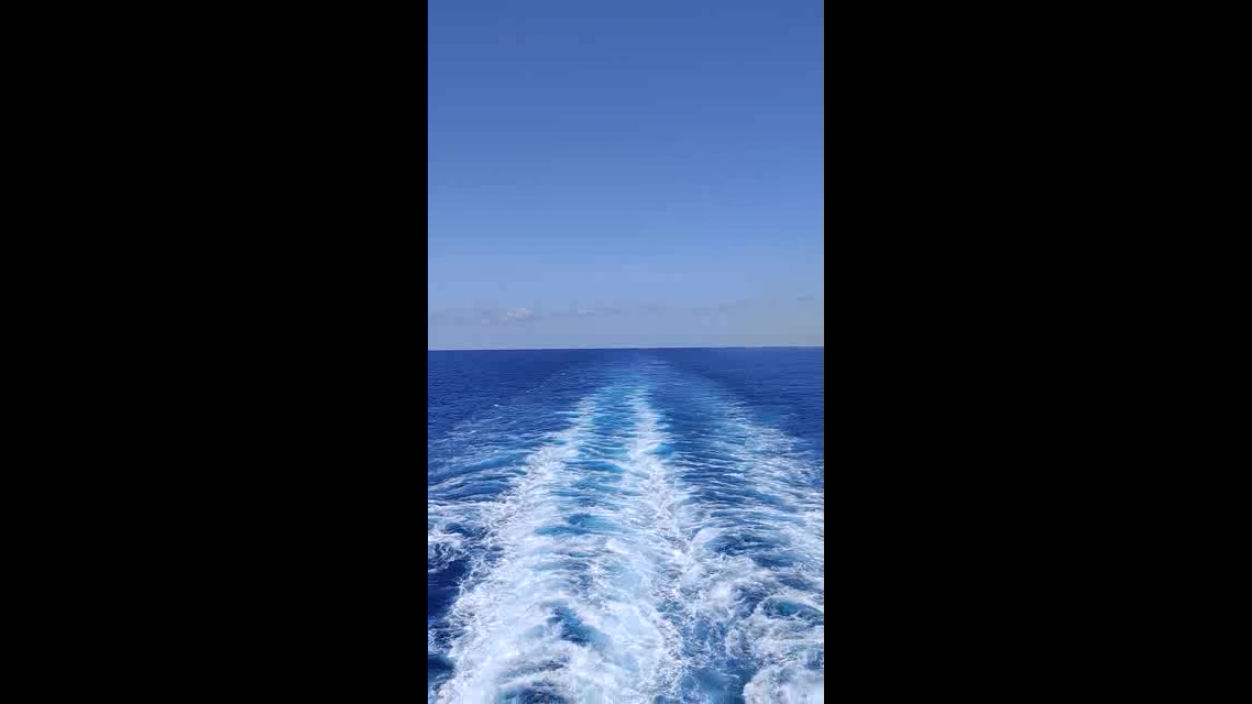 蓝天下的船尾浪花短视频素材