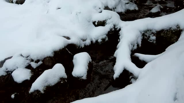 快要融化的溪边积雪短视频素材