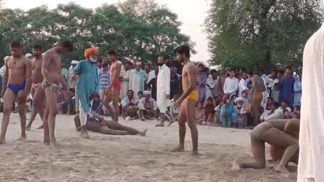 印度男人在沙地上的古典摔跤比赛短视频素材