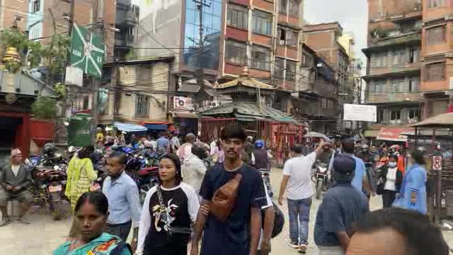 印度或尼泊尔熙熙攘攘的街头短视频素材