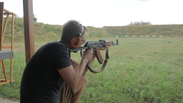 在打靶场里用AK47射击的男人短视频素材【4K】