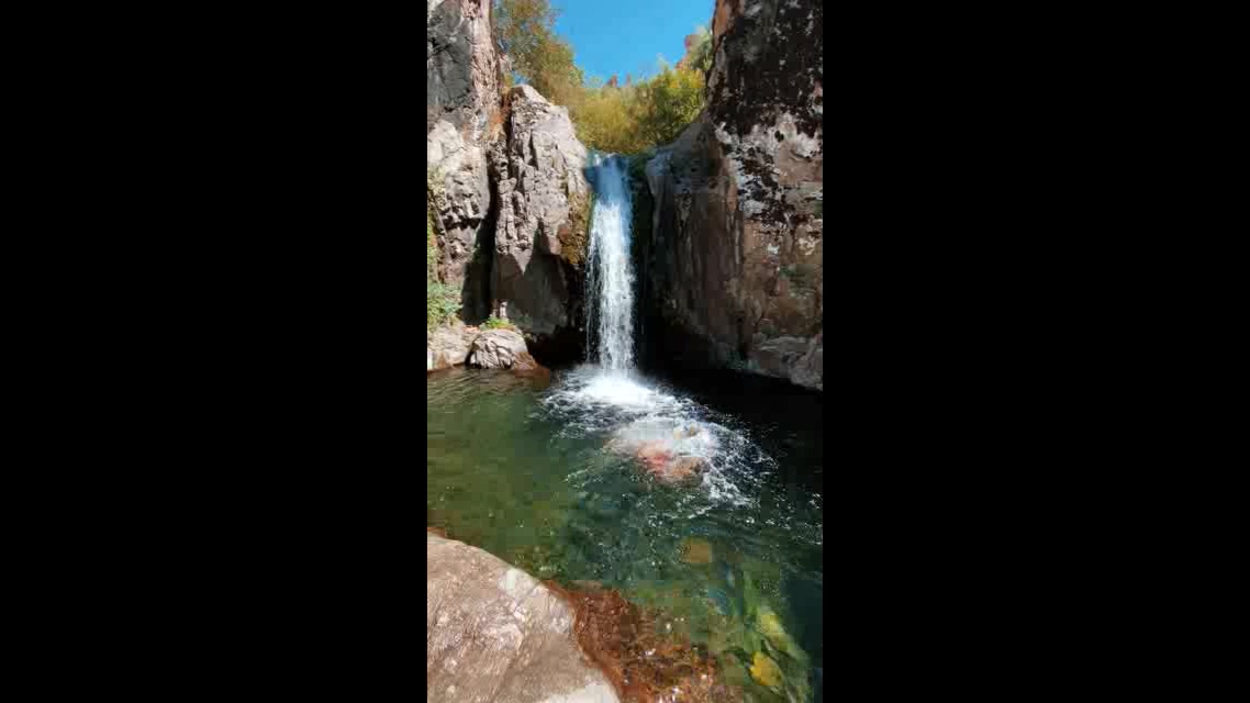 在野外瀑布水池里戏水的男人短视频素材【4K】