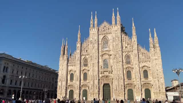 米兰大教堂（Duomo di Milano），坐落于意大利米兰市中心的广场，是世界上最大的哥特式教堂。 其性质为天主教堂，名列世界五大教堂。短视频素材