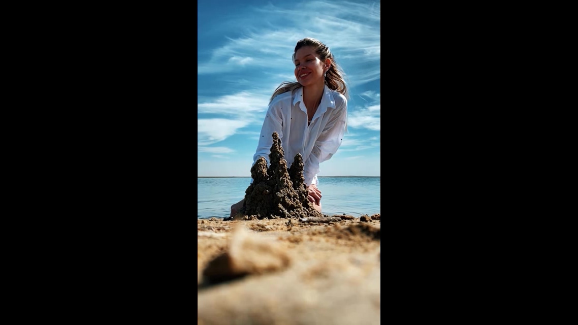 在海边玩沙的女人短视频素材