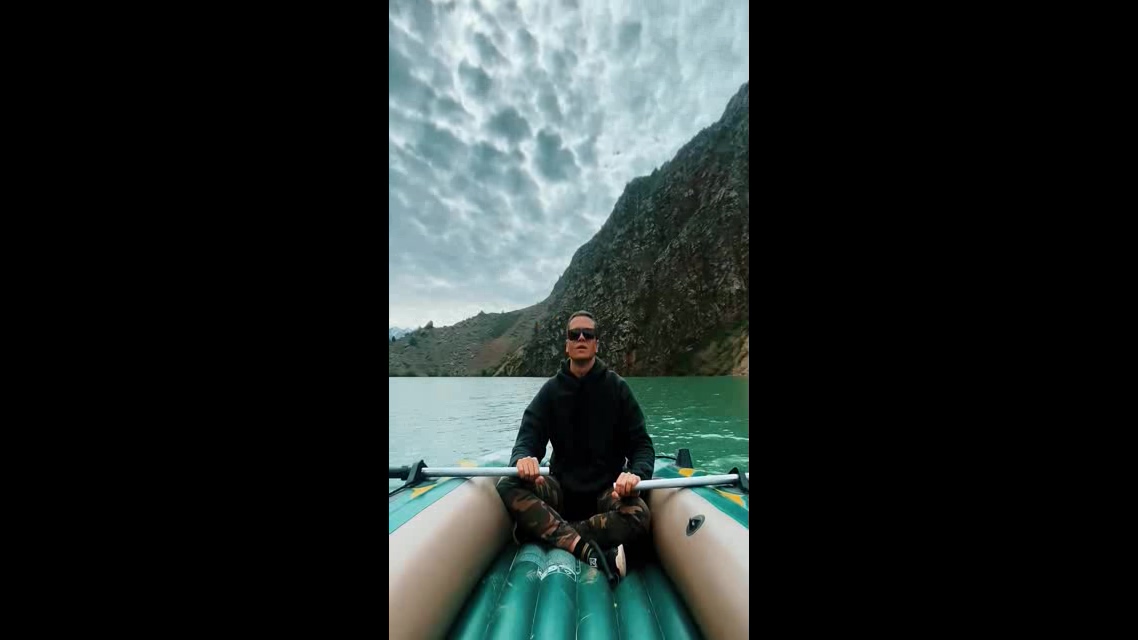 坐着皮划艇去冒险短视频素材