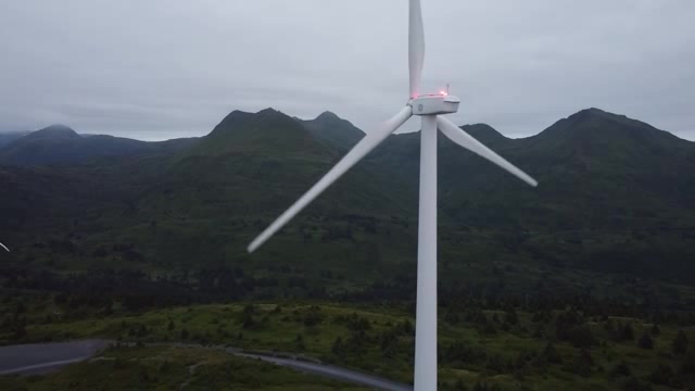 山顶上的风力发电站风车短视频素材