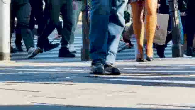 城市街道上行走的人们短视频素材【4K】