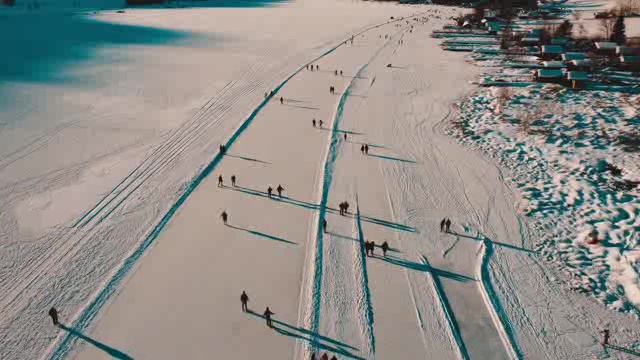 在结冰的湖面滑冰的人们短视频素材【4K】