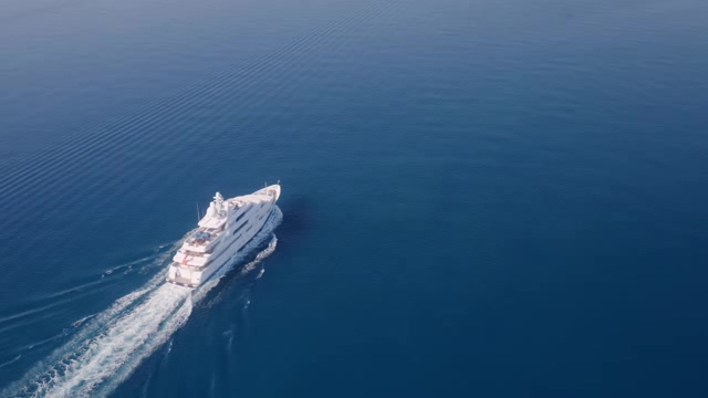 蔚蓝大海上缓慢行驶着的游艇短视频素材【4K】