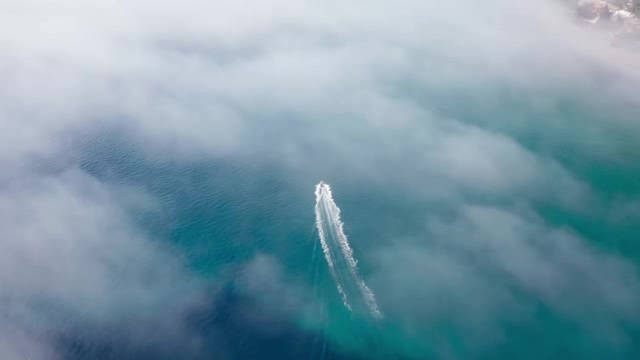 在蔚蓝的大海上航拍行驶中的游艇短视频素材【4K】