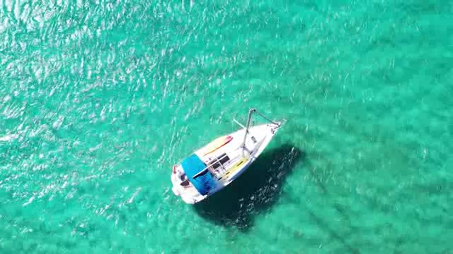 碧蓝大海上摇曳着的游艇短视频素材【4K】
