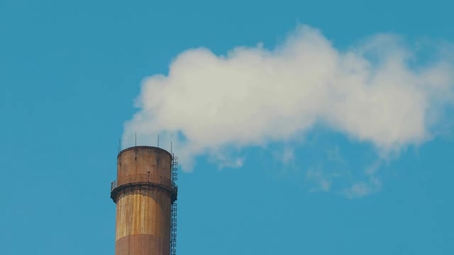蓝天下冒着烟的大烟囱空气污染环保短视频素材