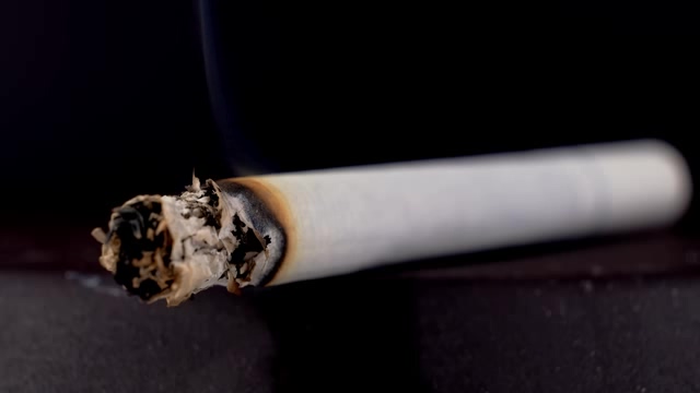 一只燃烧着的香烟纸烟短视频素材【4K】