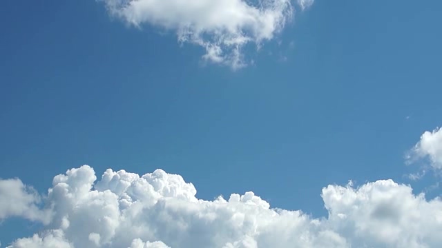 蓝天下不断变化的白云云彩短视频素材